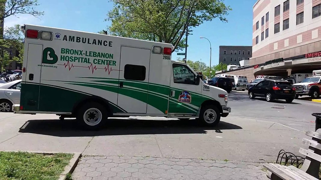 Um homem armado com um fuzil automático disparou nesta sexta-feira contra várias pessoas em um hospital de Nova York, deixando pelo menos um morto e vários feridos, aparentemente funcionários do corpo médico, segundo a polícia da cidade; meios de comunicação locais apontam que o autor do atentado contra o hospital Bronx-Lebanon, no bairro do Bronx, pode ser um funcionário antigo ou atual desse centro médico