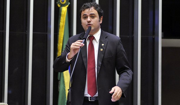 "Eu não sei quem vai votar a favor dessa matéria, mas eu tenho certeza de que aquele que votar 'sim' ou é um desavisado ou é ladrão", discursou o deputado do PSOL; "E como eu considero que aqui nesse plenário tem poucos desavisados, vamos verificar a partir do momento em que saia o resultado da matéria quantos ladrões têm aqui nesse plenário", acrescentou; após sua fala, criou-se uma confusão no plenário da Câmara, onde parlamentares reagiram à declaração e quase se agrediram; assista