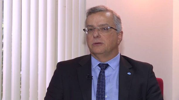 É que informa o presidente da Caesb, Maurício Luduvice; segundo ele, não será preciso aumentar a quantidade de dias de racionamento enquanto o volume útil do Descoberto não chegar ao nível zero; de acordo com eles, foram feitas revisões nos cálculos envolvendo a capacidade das bombas e o consumo de água, garantindo mais margem de trabalho; a companhia informou em outubro que seria possível manter o ritmo atual de abastecimento e racionamento, pelo menos, até que o reservatório do Descoberto atingisse a cota de 5%; "Nós refizemos todos os cálculos antigos ainda da década de 1970, da capacidade das nossas bombas do Sistema do Descoberto"
 