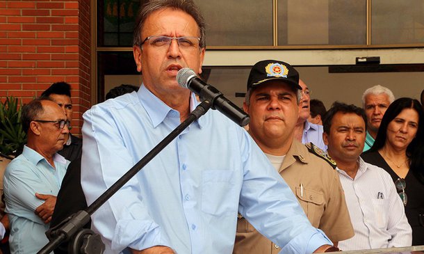 O governador do Tocantins, Marcelo Miranda (PMDB), mandou um recado que pode ter sido direcionado ao prefeito de Palmas, Carlos Amastha (PSB), um dos possíveis adversários adversário próximo ano; "Dizem por aí que nós não temos história. Eu tenho mais de 20 anos de vida pública"; "Não vamos nos deixar levar por aqueles que não tem compromisso com o Tocantins, com Palmas. Dizem por aí que nós não temos história. Eu tenho mais de 20 anos de vida pública", afirmou