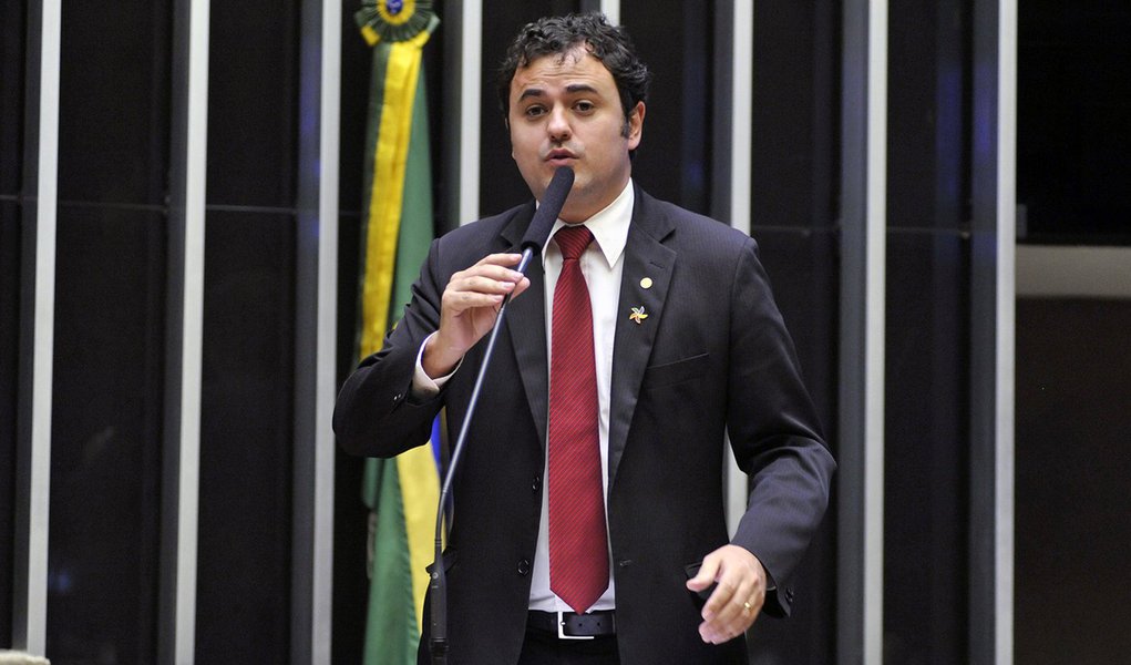 "Eu não sei quem vai votar a favor dessa matéria, mas eu tenho certeza de que aquele que votar 'sim' ou é um desavisado ou é ladrão", discursou o deputado do PSOL; "E como eu considero que aqui nesse plenário tem poucos desavisados, vamos verificar a partir do momento em que saia o resultado da matéria quantos ladrões têm aqui nesse plenário", acrescentou; após sua fala, criou-se uma confusão no plenário da Câmara, onde parlamentares reagiram à declaração e quase se agrediram; assista