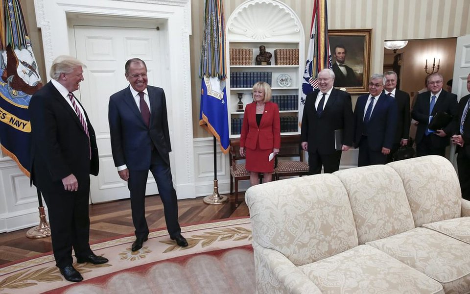 Presidente dos Estados Unidos, Donald Trump, defendeu a decisão de compartilhar informações com a Rússia, dizendo que dividiu fatos com autoridades russas em uma reunião de conhecimento público na Casa Branca na semana passada; "Como presidente eu quis compartilhar com a Rússia (em uma reunião aberta planejada na Casa Branca), o que eu tenho o direito absoluto de fazer, fatos relativos a terrorismo e a segurança de voos. Razões humanitárias, e além disso eu quero que a Rússia aumente sua luta contra o Estado Islâmico e o terrorismo", escreveu Trump no Twitter