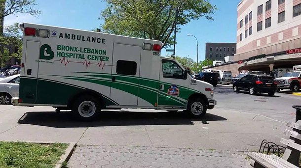 Um homem armado com um fuzil automático disparou nesta sexta-feira contra várias pessoas em um hospital de Nova York, deixando pelo menos um morto e vários feridos, aparentemente funcionários do corpo médico, segundo a polícia da cidade; meios de comunicação locais apontam que o autor do atentado contra o hospital Bronx-Lebanon, no bairro do Bronx, pode ser um funcionário antigo ou atual desse centro médico