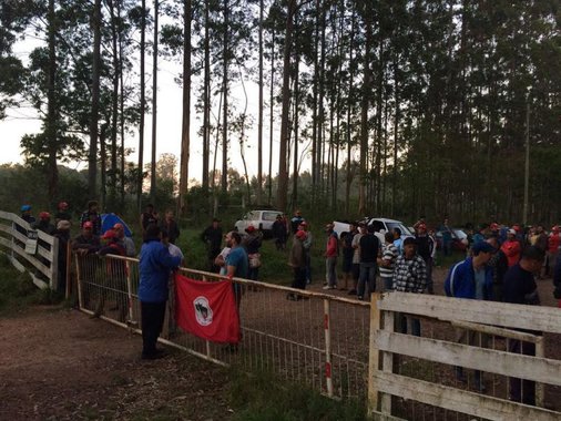 Depois de quase nove meses de ocupação e três audiências de conciliação no Ministério Público Federal (MPF), o Movimento dos Trabalhadores Rurais Sem Terra (MST) decidiu desocupar o Horto Florestal Carola, da Companhia Estadual de Distribuição de Energia Elétrica (CEEE), localizado em Charqueadas; o lugar era utilizado para fabricação de postes de madeira e foi ocupado pela terceira vez dia 14 de novembro de 2016, por cerca de 500 famílias do MST; o objetivo era pressionar para cumprimento de Termo de Compromisso, assinado em 2014 pela CEEE e pelo Incra, para transformar a área, de 1080 hectares, em assentamento