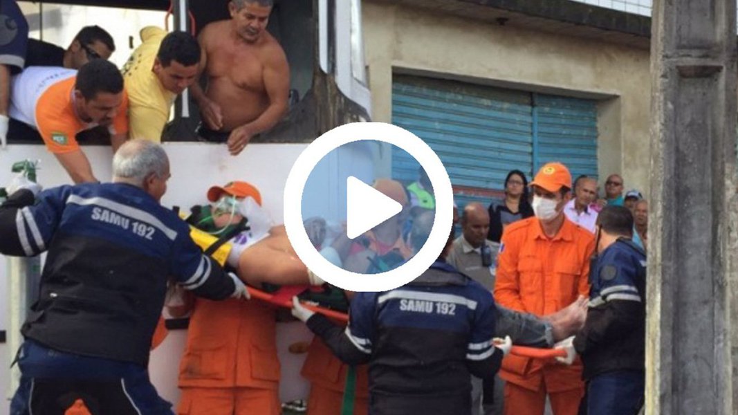 O acidente foi registrado no município de Rio Largo, região metropolitana de Maceió; a suspeita é que o freio do ônibus de transporte escolar – que atingiu uma garagem e uma residência - tenha falhado; equipes do Corpo de Bombeiros e do Serviço de Atendimento Móvel de Urgência (Samu) foram acionadas à ocorrência, encaminhando as vítimas para unidade de saúde do município, de onde os feridos com maior gravidade seguiram para o Hospital Geral do Estado (HGE), em Maceió