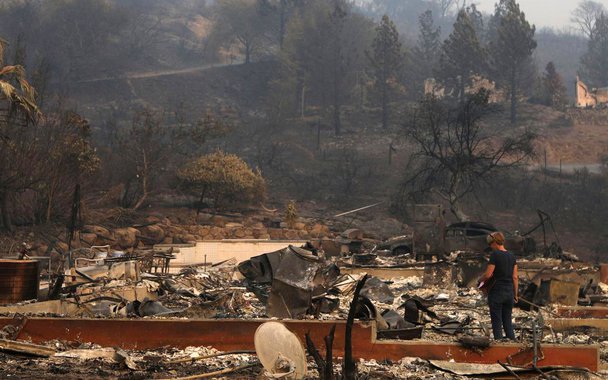 As autoridades esperam que os ventos mais fracos ajudem mais de 10.000 bombeiros a lutar contra as mais mortíferas chamas da história da Califórnia, que mataram pelo menos 40 pessoas e destruíram milhares de estruturas em um dos piores desastres naturais do Estado em anos; incêndios em rápido movimento, espalhados por ventos,forçaram milhares de pessoas a evacuar suas casas no sábado, enquanto o número de mortos na semana aumentava para 40, com centenas de desaparecidos