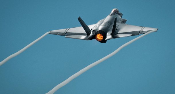 As Forças Aéreas dos EUA, pela primeira vez, posicionaram um esquadrão de caças F-35A de quinta geração em território britânico, segundo um comunicado do Comando dos Estados Unidos para a Europa; "A presença dos caças F-35 reforça a prioridade de manter em prontidão as forças armadas na Europa", informou em comunicado o comandante das forças unificadas da OTAN na Europa, Curtis Scaparrotti; ele adicionou que a presença da nova esquadra "fortalece o potencial militar da OTAN na Europa"