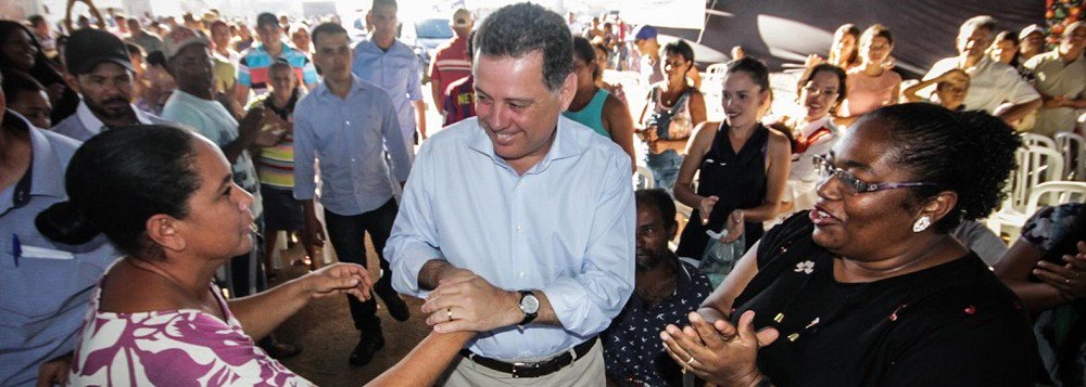 A Secretaria de Governo repassa mais R$ 4,7 milhões a 24 municípios goianos que celebram novos contratos de convênio com o Governo de Goiás; programa Goiás na Frente prevê investimentos da ordem de R$ 9 bilhões no estado; destes, R$ 3 bilhões são de parcerias com a iniciativa privada, R$ 5 bilhões do governo estadual e R$ 1 bilhão será viabilizado por meio de parceria com a Caixa Econômica; o executivo informou que R$ 2,5 bilhões dos R$ 5 bilhões do estado serão aplicados este ano e R$ 2,5 bilhões em 2018; dos R$ 2,5 bilhões deste ano, R$ 2 bilhões estão empenhados