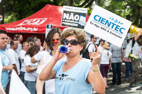 Em reunião de mediação realizada no TRT4, a Frente Jurídica em Defesa das Fundações apresentou sua contraproposta ao Estado nas negociações de extinção das fundações – Fundação de Economia e Estatística (FEE), da Fundação Zoobotânica (FZB), da Fundação Piratini (TVE e FM Cultura), da Fundação de Ciência e Tecnologia (Cientec), da Fundação para o Desenvolvimento de Recursos Humanos (FDRH) e da Metroplan; foi apresentado o de Plano de Desligamento Incentivado (PDI), que geraria uma economia aos cofres públicos maior do que a proposta do governo de José Ivo Sartori (PMDB), e de manutenção dos servidores que assim desejaram e, consequentemente, das entidades