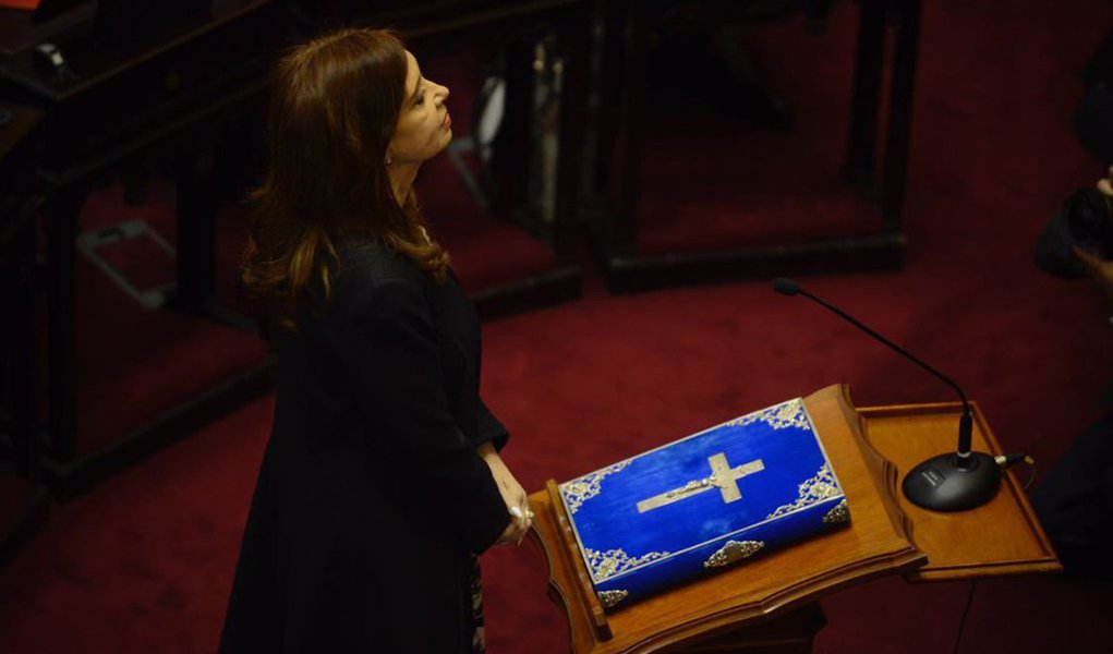 A ex-presidente da Argentina Cristina Kirchner, que governou o país de 2007 a 2015, e outros 23 senadores eleitos no mês passado tomaram posse nesta quarta-feira (29) na capital federal em sessão especial do Parlamento; mandato tem duração de seis anos e se inicia em dezembro