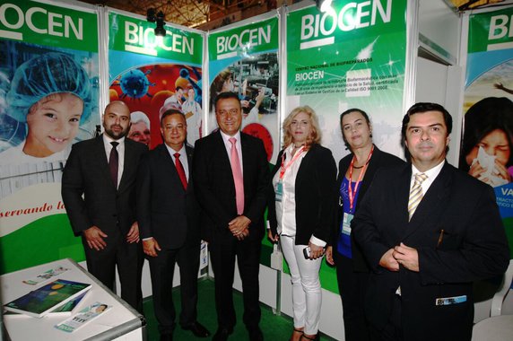 "Estamos identificando possibilidades de negócios para ampliar a participação de empresas baianas no comércio com Cuba", afirmou o governador Rui Costa na abertura da 35º Feira Internacional de Havana (FIHAV), nesta segunda-feira; ao lado do embaixador do Brasil em Cuba, Antônio Alves Junior, Rui visitou a área onde as empresas brasileiras estão expondo seus produtos e garantiu que vai se empenhar para aumentar a presença baiana na FIHAV em 2018, gerando mais receita e emprego na Bahia