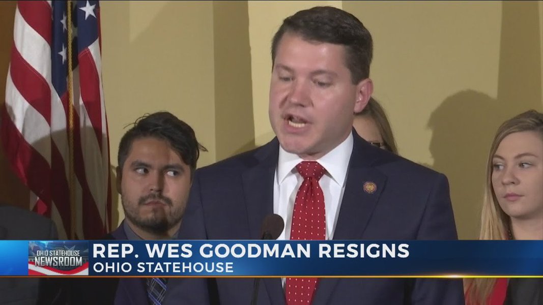 "Eu só forçaria a porta do armário de um canalha que estivesse publicamente condenando os homossexuais. Ficar no armário é uma coisa, agora, permanecer no armário, atacando os homossexuais, é outra. Isso eu jamais vou admitir. Canalhas como este deputado republicano do Ohio, nos EUA, que é um verdadeiro espelho da hipocrisia dos homofóbicos que acusam o nosso orgulho e nos chamam de 'gayzistas': todos estes, na verdade, sentem inveja da minha, da sua, da nossa liberdade", diz ele, ao comentar o caso do deputado homofóbico Wes Goodman que renunciou após ser flagrado numa relação homossexual 