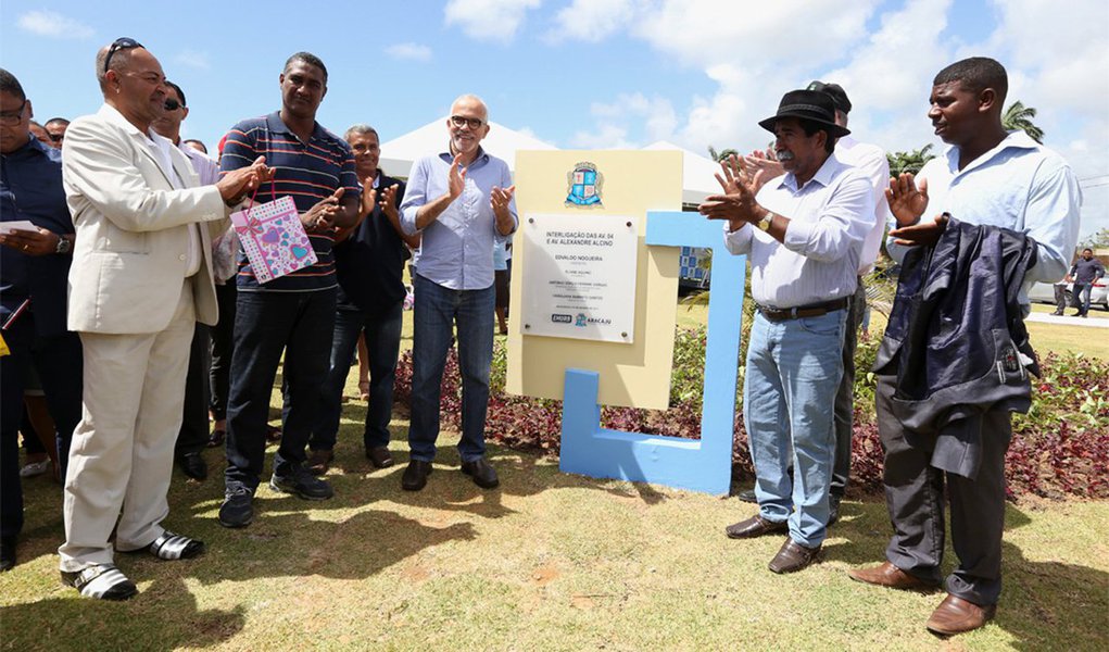 Prefeito Edvaldo Nogueira entregou aos moradores dos bairros 17 de Março e Santa Maria a via de interligação entre as duas localidades, um pleito antigo dos moradores, que agora se torna realidade; aliada à obra, cujo investimento foi de R$ 5 milhões, a prefeitura também está finalizando o recapeamento da avenida Alexandre Alcino, uma das vias que leva à nova rótula, para a qual foram destinados R$ 1,4 milhão