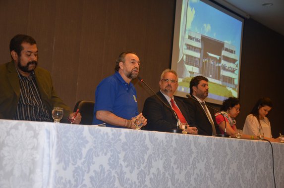 Coordenador da Frente Parlamentar Ambientalista da Bahia, o deputado estadual Marcelino Galo (PT) criticou em audiência pública que debateu o Código Florestal na Assembleia Legislativa, nesta segunda-feira, "o desmonte da legislação ambiental no Brasil e seus reflexos sobre o patrimônio natural do país"; ele avalia que a situação foi agravada com a tomada do poder central pelo consórcio encabeçado por Michel Temer, que envolve, como condutores políticos no Congresso PMDB, DEM e PSDB; "O decreto que extingue a Reserva Nacional do Cobre e Associados, na Amazônia, é reflexo do aprofundamento desse desmonte, dessa política neoliberal, que atende interesses privados defendidos pela bancada ruralista", diz Galo