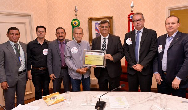O governador Flávio Dino recebeu placa de homenagem e agradecimento dos suinocultores maranhenses em reconhecimento à assinatura de um decreto que estabelece o pagamento antecipado de Imposto Sobre Mercadorias e Serviços (ICMS) de gado suíno vivo ou abatido, bem como subprodutos derivados; decreto torna a relação de mercado entre produtores locais e de outros estados mais equânime e faz parte da política fiscal para impulsionar o desenvolvimento do estado