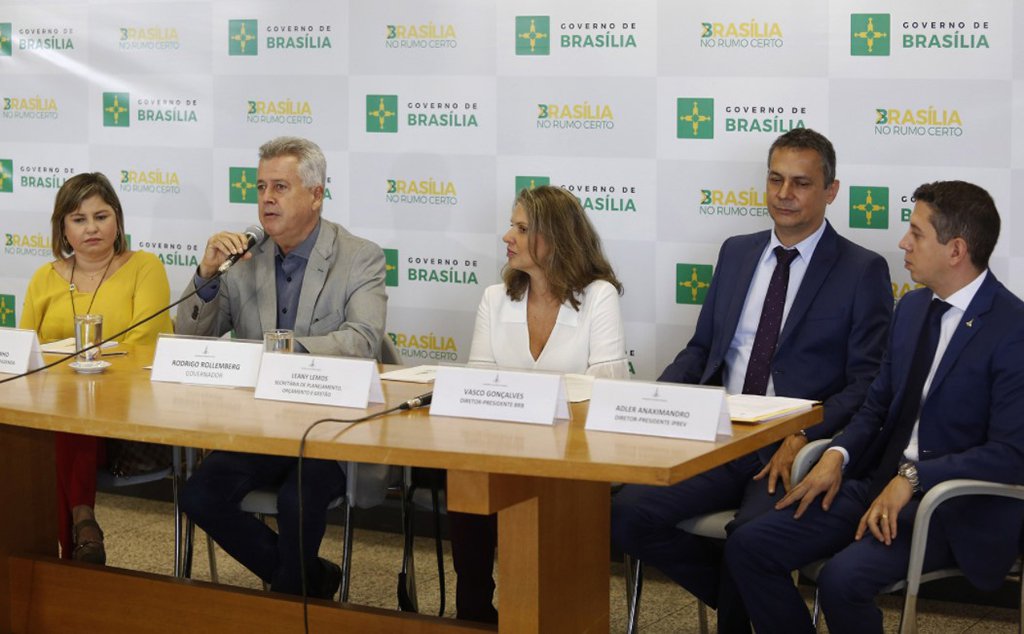 O governador do Distrito Federal, Rodrigo Rollemberg, informou que uma cartela de cerca de R$ 1,2 bilhão em imóveis e 16,47% do controle acionário do Banco de Brasília (BRB) — aproximadamente R$ 500 milhões — foi repassada para o Instituto de Previdência dos Servidores do Distrito Federal (Iprev); a transferência dos bens atende a condições de duas leis, uma de 2015 e outra de 2016, quando o governo de Brasília usou o superávit do fundo previdenciário capitalizado para pagar aposentadorias; ambas as transações ocorreram antes da reestruturação da previdência, em setembro deste ano