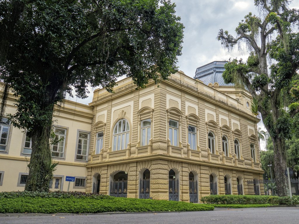 A Secretaria de Estado de Fazenda do Rio deposita R$ 50 milhões referentes ao salário de abril para os servidores públicos que até o momento não receberam os seus vencimentos; este total representará um valor individual de até R$ 300, que será depositado ao longo do dia, mesmo após o término do expediente bancário; o valor a ser depositado nesta segunda-feira ainda não quita totalmente a folha de abril