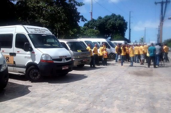 O protesto de motoristas que fazem transporte escolar para o Estado bloqueou o acesso ao Centro de Estudos e Pesquisas Aplicadas (Cepa), no Farol, em Maceió; eles reclamam do atraso de dois meses no repasse dos valores referentes ao serviço e à manutenção dos veículos; através de nota, a Secretaria de Educação informa “que o processo de pagamento referente ao mês de março/2017 foi aberto pela cooperativa no último dia 25/04/2017, hoje os autos encontram-se na CETRE - Comissão Especial de Transporte Escolar - e será encaminhado para pagamento; e o do mês de abril/2017, ainda sequer foi aberto pela COOPEAL, o que provavelmente será feito no final do mês de maio