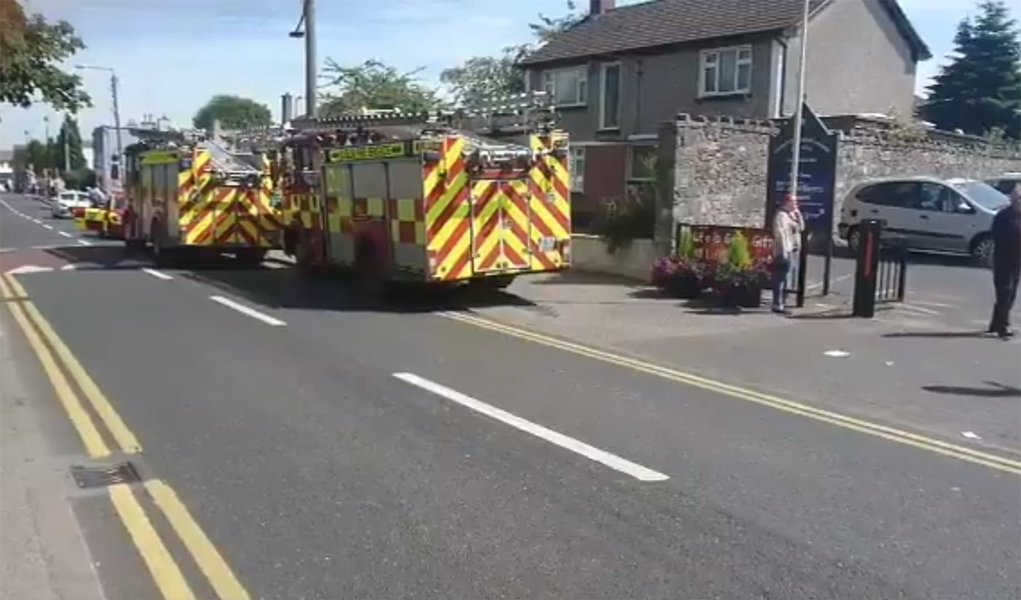 Quatro pedestres foram transportados ao hospital depois de um carro ter atropelado a multidão perto de uma igreja em Dublin, Irlanda; dois dos quatro feridos ficam em estado grave; ds acordo com uma suposta testemunha, o carro era dirigido pelo sacerdote, que sofreu um ataque cardíaco