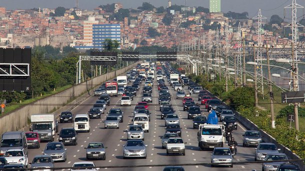 Três desembargadores do Tribunal de Justiça de São Paulo (TJSP) decidiram, por unanimidade, manter o aumento da velocidade das marginais Tietê e Pinheiros até que seja julgado o mérito da questão; apesar do aumento das mortes por conta de acidentes nas Marginais em SP, o TJSP preferiu manter os atuais limites de velocidade nas pistas expressas da capital paulista