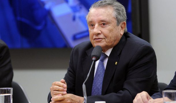 Não foi a toa que o presidente da Câmara Federal, Rodrigo Maia, veio ao Maranhão no último final de semana; de olho na filiação do deputado federal José Reinaldo Tavares ao DEM, Maia faz pressão junto ao Palácio dos Leões em favor do futuro filiado e pré-candidato ao Senado; como o Democrata, partido com horário de televisão, já anunciou participação na aliança que apoiará a reeleição do governador Flávio Dino (PCdoB), o partido está reivindicando a segunda vaga na chapa para o ex-governador Zé Reinaldo