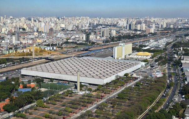 O Tribunal de Contas do Município de São Paulo (TCM) suspendeu no dia 23 de setembro o processo de licitação para escolha da empresa que iria avaliar os ativos e executar a venda do complexo do Anhembi e da São Paulo Turismo (SPTuris); A suspensão foi baseada nos questionamentos dos vereadores Eduardo Tuma (PSDB), Antonio Donato Madorno (PT), Isac Felix dos Santos (PR) e David Bezerra Ribeiro Soares (DEM), que alegaram falta de justificativa para do impedimento da participação de empresas que não sejam caracterizadas como instituições financeiras