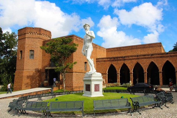 O melhor museu do Brasil, segundo os visitantes das atrações, é o o Instituto Ricardo Brennand, em Recife (PE); o levantamento foi feito com os usuários do site TripAdvisor, levando em conta a quantidade de avaliações e a nota delas no site; o melhor museu do mundo é o Metropolitan Museum of Art em Nova York