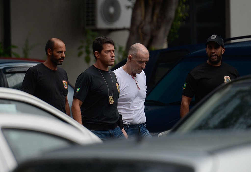 Rio de Janeiro - O empresário Eike Batista é levado pela Polícia Federal para o presídio de Bangu 9 após prestar depoimento na Praça Mauá. (Foto: Fernando Frazão/Agênci Brasil)