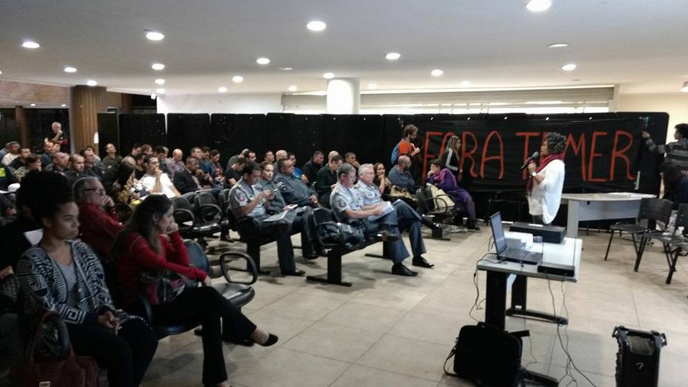 Estudantes e professores, que foram intimidados por um grupo de policiais militares em universidade, explicam o que ocorreu na última sexta (11) no campus da Unifesp em Santos; na ocasião, cerca de 100 policiais invadiram o local, intimidando estudantes e professores durante a discussão do Plano Estadual de Educação em Direitos Humanos de São Paulo; assista à videorreportagem publicada pela Revista Fórum