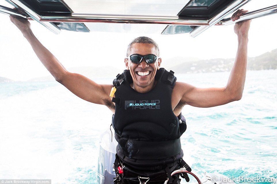 Fotos de Barack Obama, ex-presidente dos EUA, nas quais ele aparece fazendo kitesurf, durante sua visita ao bilionário Richard Branson nas Ilhas Virgens Americanas, provocaram reação arrebatada entre usuários do Facebook e Twitter; alguns usuários acreditam que Obama esteja vivendo em "alguma outra América"