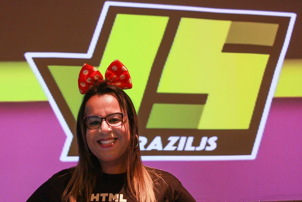 “Eu vou te matar”, dizia o título do e-mail que chegou à caixa de entrada de Evelyn Mendes, desenvolvedora de programas, mulher trans, 43 anos, no final de agosto, quando ela participava da conferência BrazilJS, em Porto Alegre; Evelyn foi uma das palestrantes no evento que é considerado o maior do mundo sobre JavaScript; o resto da mensagem seguia: “Sua abominação, eu estudei anos em TI para que eu ficasse desempregado formatando computadores, enquanto você e a sua panela (…) estão aí ocupando o meu lugar. (…) quando você menos esperar eu vou te matar com requintes de crueldade”; o autor da mensagem ainda prometia filmar o ato e postar em um fórum online