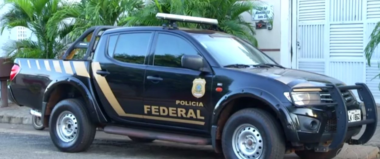 A Polícia Federal realiza, em parceria com o Ministério do Trabalho, a operação Stellio com o objetivo de desarticular uma organização criminosa suspeita de fraudes contra programa de seguro-desemprego e FGTS que atuava em vários estados, dentre eles o Tocantins; Também estão sendo cumpridos 136 mandados judiciais nos estados de Goiás, Pará, Maranhão, Roraima, Paraná e Santa Catarina; segundo as investigações, o prejuízo é de R$ 320 milhões, entre janeiro de 2014 e junho de 2015