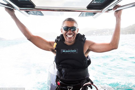 Fotos de Barack Obama, ex-presidente dos EUA, nas quais ele aparece fazendo kitesurf, durante sua visita ao bilionário Richard Branson nas Ilhas Virgens Americanas, provocaram reação arrebatada entre usuários do Facebook e Twitter; alguns usuários acreditam que Obama esteja vivendo em "alguma outra América"