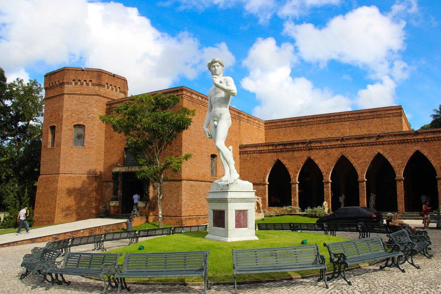O melhor museu do Brasil, segundo os visitantes das atrações, é o o Instituto Ricardo Brennand, em Recife (PE); o levantamento foi feito com os usuários do site TripAdvisor, levando em conta a quantidade de avaliações e a nota delas no site; o melhor museu do mundo é o Metropolitan Museum of Art em Nova York
