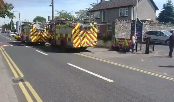 Quatro pedestres foram transportados ao hospital depois de um carro ter atropelado a multidão perto de uma igreja em Dublin, Irlanda; dois dos quatro feridos ficam em estado grave; ds acordo com uma suposta testemunha, o carro era dirigido pelo sacerdote, que sofreu um ataque cardíaco
