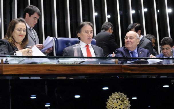 Um dia depois de a senadora Kátia Abreu (PMDB-TO) ter sido afastada das funções partidárias por 60 dias, pela Executiva do partido, a decisão foi lida na sessão não deliberativa do Senado; segundo o presidente da legenda, senador Romero Jucá (RR), o afastamento é para aguardar a decisão do Conselho de Ética do partido em ação contra a senadora por ter criticado a legenda, além de Michel Temer, e por ter votado contra matérias defendidas pelo governo