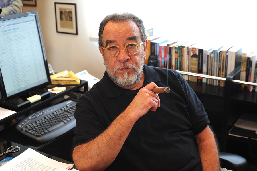 "Já tivemos de tudo no supremo. mas como o brasil é um país inovador, esta será a primeira vez que teremos um ministro do stf com cara de guarda-costas de ministro do stf", postou o jornalista e escritor Fernando Morais, sobre a indicação de Michel Temer do nome de Alexandre de Moraes, seu ministro da Justiça, para a vaga na corte suprema