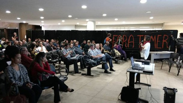 Estudantes e professores, que foram intimidados por um grupo de policiais militares em universidade, explicam o que ocorreu na última sexta (11) no campus da Unifesp em Santos; na ocasião, cerca de 100 policiais invadiram o local, intimidando estudantes e professores durante a discussão do Plano Estadual de Educação em Direitos Humanos de São Paulo; assista à videorreportagem publicada pela Revista Fórum