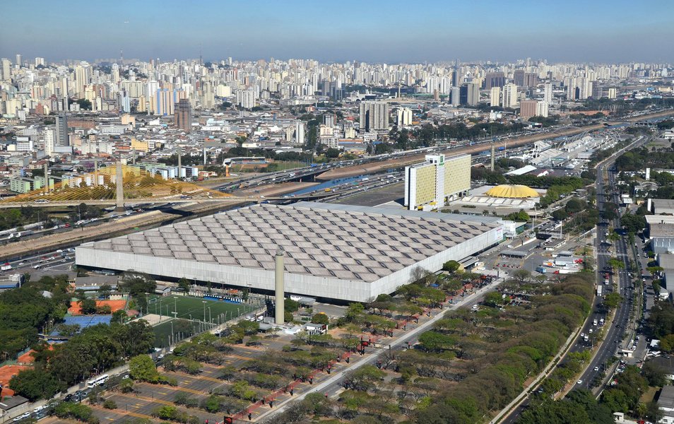 O Tribunal de Contas do Município de São Paulo (TCM) suspendeu no dia 23 de setembro o processo de licitação para escolha da empresa que iria avaliar os ativos e executar a venda do complexo do Anhembi e da São Paulo Turismo (SPTuris); A suspensão foi baseada nos questionamentos dos vereadores Eduardo Tuma (PSDB), Antonio Donato Madorno (PT), Isac Felix dos Santos (PR) e David Bezerra Ribeiro Soares (DEM), que alegaram falta de justificativa para do impedimento da participação de empresas que não sejam caracterizadas como instituições financeiras