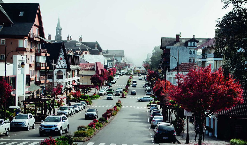 A Gramado Summit, que acontece na Serra Gaúcha entre 10 e 12 de agosto, reunirá mais de 70 startups, grandes marcas e um time de renome, que farão do evento um palco para debates de temas relevantes ao empreendedorismo digital; “Queremos tornar a região em uma Serra do Silício, onde empreendedores digitais receberão uma série de benefícios para aqui se instalarem. A Gramado Summit é start de uma grande revolução para o setor no Sul do país e no Brasil”, destaca Marcus Vinícius Rossi, CEO &amp; Co-Fundador da Summit; confira como garantir sua credencial e receber 35% de desconto na emissão da credencial utilizando um cupom