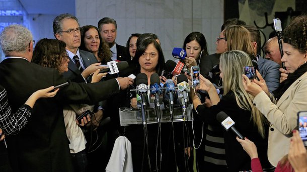 Em entrevista coletiva nesta terça-feira, líderes de partidos da oposição anunciaram reforço à obstrução de matérias no plenário da Câmara dos Deputados; para PCdoB, PT, PDT, Rede e PSOL, não há possibilidade de se votar nada no enquanto Michel Temer continue no cargo; "Vamos obstruir todas as matérias, porque essa Câmara não pode passar a ideia de que está tudo na mais absoluta normalidade. A crise é de tal dimensão que não há espaço para recesso em julho. Esta Casa, assim que receber a denúncia contra Michel Temer, deve estar em funcionamento e acatar o pedido", afirmou a líder do PCdoB na Câmara, deputada Alice Portugal (BA)