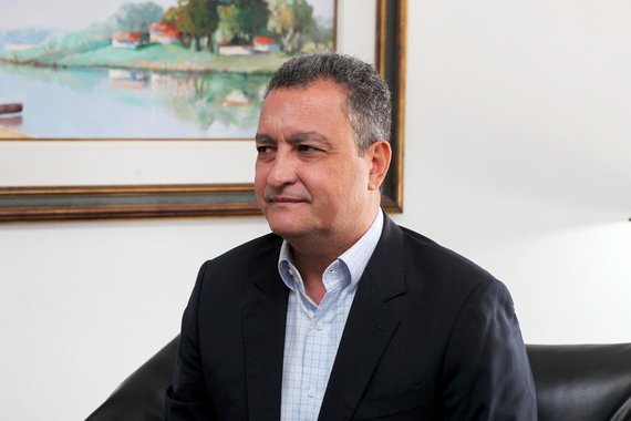 O governador Rui Costa (PT) vai se reunir num almoço nesta quarta-feira com líderes dos partidos da base para ouvir as demandas dos deputados na Assembleia Legislativa; um dos itens da pauta será a proposta de emenda à Constituição (PEC) do Estado a ser apresentada pelo presidente do Legislativo, deputado Ângelo Coronel (PSD); a proposta prevê que o Estado será obrigado a pagar emendas impositivas aprovadas pelos próprios parlamentares a municípios que estiverem inadimplentes com os governos federal e estadual, pois nesta condição, os governos municipais ficam impossibilitados de receber recursos de convênios e até mesmo de programas da União e do Estado