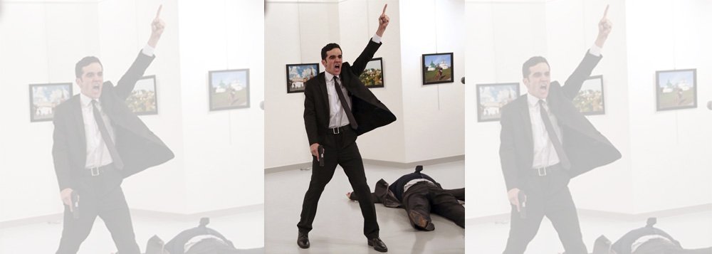 Fotografia do assassino do embaixador da Rússia na Turquia, com a pistola ainda na mão e o corpo do diplomata estendido no chão em segundo plano, ganhou nesta segunda-feira, 13, o World Press Photo, o prêmio mais importante do fotojornalismo internacional; imagem foi feita no dia 19 de dezembro de 2016, quando um policial que estava de folga, Mevlüt Mert, atirou contra o então embaixador da Rússia na Turquia, Andrei Karlov, em uma sala de exposições em Ancara; foto, chamada "Um assassinato na Turquia", é obra do fotojornalista turco Burhan Ozbilici, que trabalha há 28 anos para a Associated Press