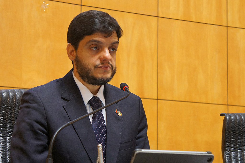 O deputado distrital Rodrigo Delmasso (Podemos) levantou publicamente esta semana uma bandeira em defesa da heterossexualidade. Propôs a aprovação de um projeto de lei que cria a Semana da Difusão da Cultura Heterossexual; o que nem todo mundo sabe é que Rodrigo Delmasso já viveu experiência homossexual na juventude; leia reportagem do portal Metrópoles