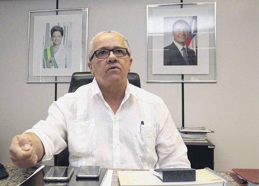 O secretário de Relações Institucionais do Estado, Josias Gomes, afirma que o governo não tem condição de reajustar o salário dos servidores neste ano, pelo fato de o governo já ter atingido o limite prudencial de gastos com pessoal, definido pela Lei de Responsabilidade Fiscal; Josias afirma que o governo já atingiu 48,13% da Receita Corrente Líquida (RCL) com esse tipo de gasto – o limite perdido pela LRF é de 48,60%; "O Estado não pode fazer o ajuste do servidor. Não tem como aumentar o salário de alguns nessa situação, contratar pessoal, não pode nada", diz o secretário