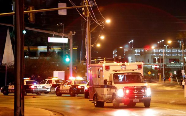 Homem armado abriu fogo contra o público de um festival de música country em Las Vegas na noite de domingo, matando aomenos 50 pessoas e deixando mais de 100 feridos, antes de ser morto pela polícia; polícia descreveu o suspeito como um morador de Las Vegas, que agiu sozinho e que não acredita-se estar ligado a nenhum grupo militante; inicialmente, foi divulgado que o atirador havia matado 22 pessoas