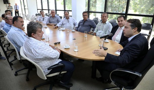O governador Renan Filho assinou decreto que desonera o ICMS na saída do melaço de cana produzido pelas usinas alagoanas; objetivo é aumentar a competitividade da indústria da cana de açúcar do Estado; “Desonerar essa produção significa, sobretudo, garantir mais competitividade a uma indústria que renasce. Competir nesse mercado mundial é difícil”, explicou o governador