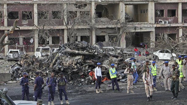 Outras 300 pessoas ficaram feridas, muitas com gravidade, depois do ataque massivo com caminhão-bomba em uma área movimentada da capital da Somália, Mogadíscio, neste sábado 14; é o ataque mais mortal na Somália desde que o grupo islâmico al-Shabab iniciou sua insurgência, em 2007