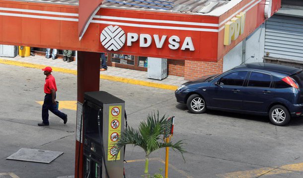 Presidente da Venezuela, Nicolás Maduro, indicou o militar Manuel Quevedo para os cargos de presidente da petroleira estatal PDVSA e ministro de Petróleo, depois das prisões recentes de altos funcionários sob acusação de corrupção; Manuel Quevedo, major-general da Guarda Nacional Bolivariana, chefiava o Ministério da Moradia; "Assumo a responsabilidade plena dessa transformação revolucionária e dos passos que vamos dar contra a corrupção, contra a bandidagem, para a limpeza da PDVSA", disse Maduro