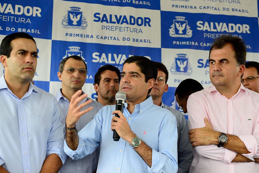 Correligionário do presidente da Câmara dos Deputados, Rodrigo Maia, primeiro na linha sucessória da presidência da República, o prefeito de Salvador, ACM Neto (DEM), diz que vai se manter "isento" sobre a situação delicada de Michel Temer, apontado como articulador de um movimento para manter calado o ex-deputado Eduardo Cunha; ACM não diz se defende eleições diretas ou indiretas, no caso de Temer renunciar ou ser destituído, mas de forma sutil, ao defender a Constituição, o democrata se mostra a favor de eleições indiretas; "Me parece que a Constituição Federal é clara no sentido de estabelecer as regras de escolha do próximo presidente, caso o atual não permaneça", diz ACM contra a vontade da maioria dos brasileiros, que clamam por eleições diretas para escolher um presidente legítimo